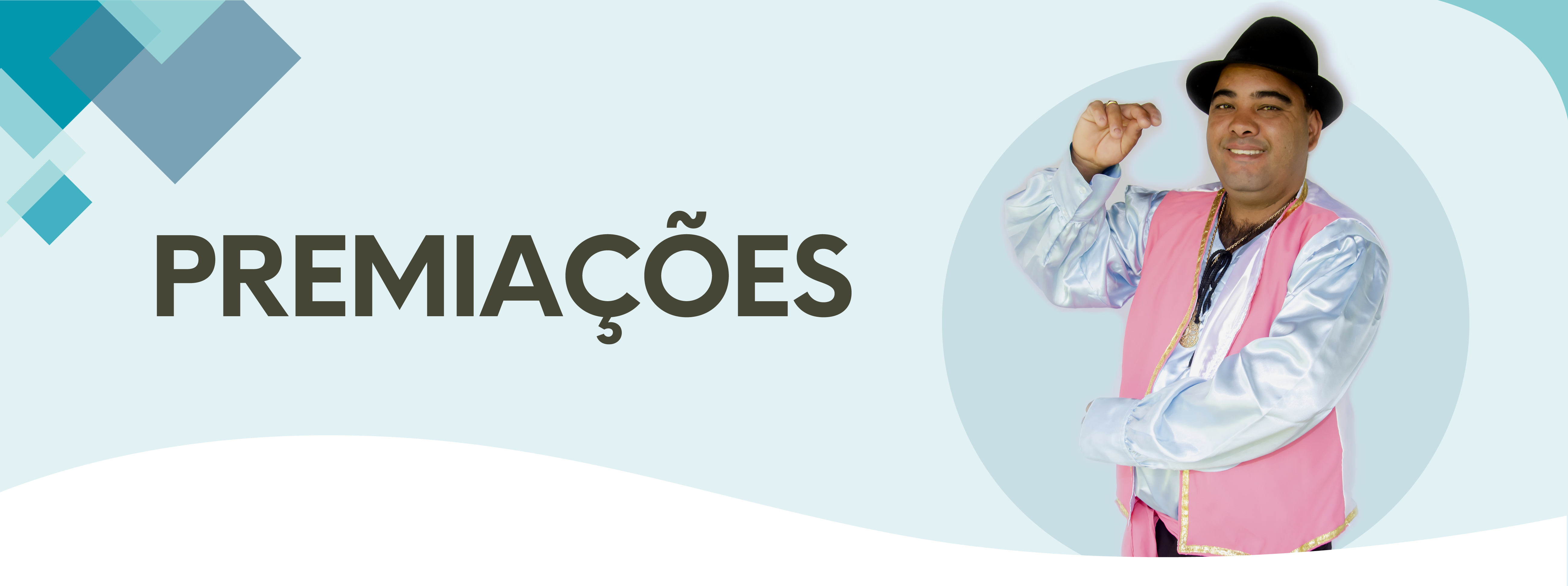 Banner com fundo azul claro e título premiações escrito em cor grafite, em caixa alta e negrito. No canto esquerdo, elemento decorativo de quadrados sobrepostos em tons de azul claro. À direita, a foto de um rapaz negro, com trajes ciganos, com camisa de seda azul clara, colete rosa e chapéu preto dançando.