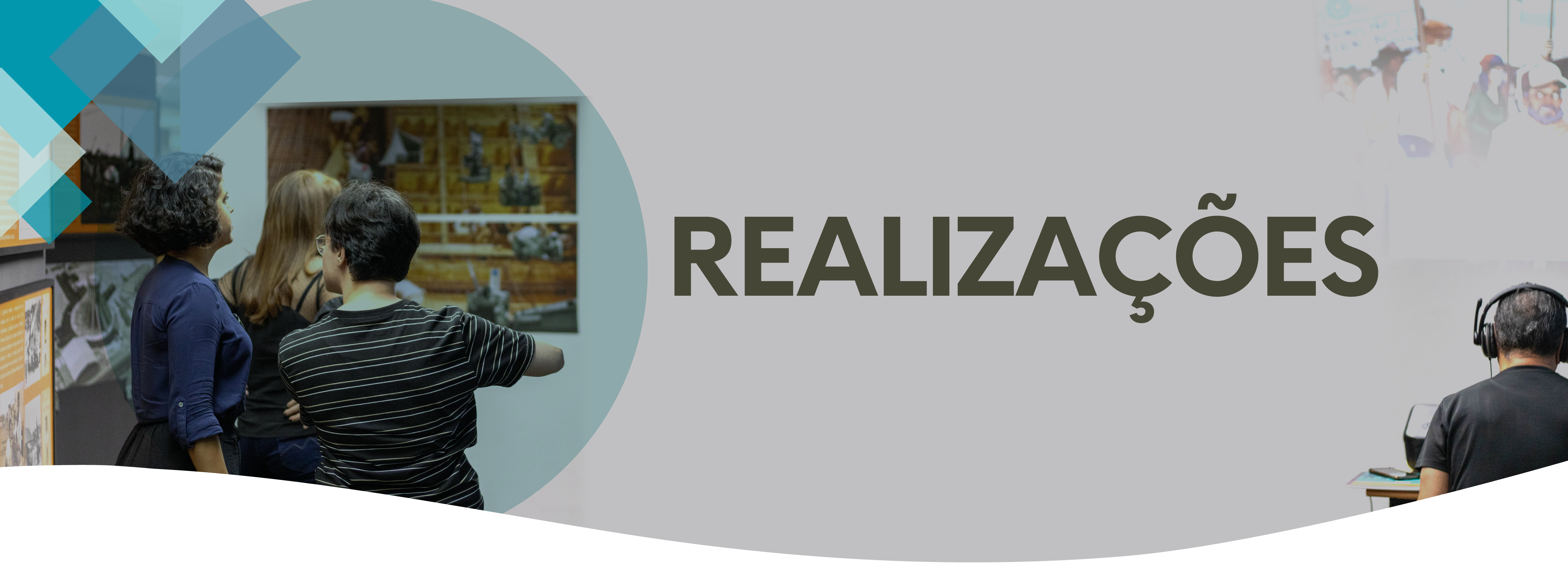 Banner com título Realizações escrito em caixa alta, negrito na cor cinza escuro. No canto esquerdo, três pessoas conversam e apontam para o quadro em sua frente. No canto superior esquerdo, um elemento decorativo com quadrados sobrepostos em tamanhos diversos e em tons de azul. No canto direito, um homem sentado em uma cadeira, de costas, usando fone de ouvido e uma projeção de um desenho na parede em sua frente.
